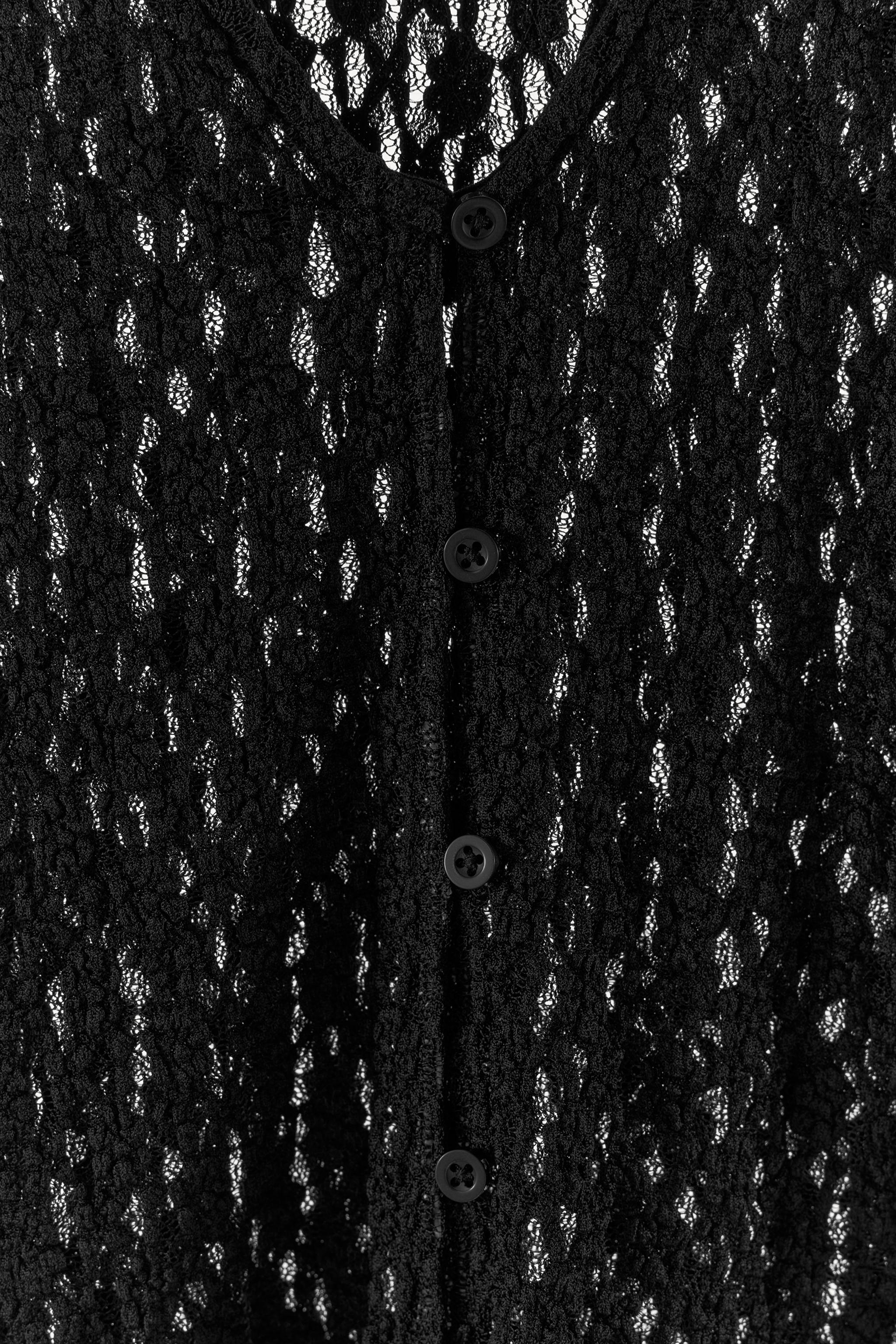 TOP EN DENTELLE À BOUTONS